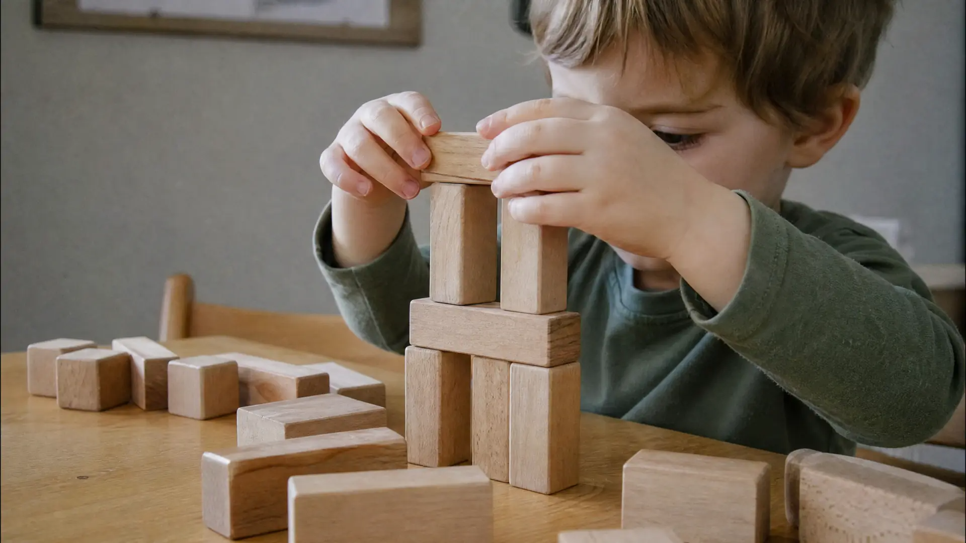 L'éveil sensoriel : Pourquoi les jouets en bois sont essentiels pour le développement