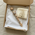 Attache Tétine Prénom Personnalisée en Bois et Crochet - Vignette | Royaume Montessori - Jouets Educatifs Montessori