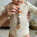 Attache Tétine Prénom Personnalisée en Bois et Crochet - Vignette | Royaume Montessori - Jouets Educatifs Montessori