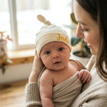 Bonnet de Naissance Personnalisé au Prénom Brodé, Nœud en Coton - Vignette | Royaume Montessori - Jouets Educatifs Montessori