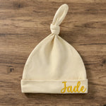 Bonnet de Naissance Personnalisé au Prénom Brodé, Nœud en Coton - Vignette | Royaume Montessori - Jouets Educatifs Montessori