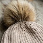 Bonnet Bébé Personnalisé au Prénom Brodé, Gros Pompon - Vignette | Royaume Montessori - Jouets Educatifs Montessori