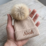 Bonnet Bébé Personnalisé au Prénom Brodé, Gros Pompon - Vignette | Royaume Montessori - Jouets Educatifs Montessori