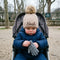 Bébé en poussette avec son bonnet prénom brodé