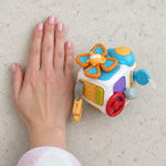 Cube d'Activités Bébé, 10 Petits Défis pour les Mains - Vignette | Royaume Montessori - Jouets Educatifs Montessori