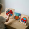 Puzzles en bois à encastrer sur une table basse d'enfant