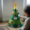 Sapin de Noël en feutrine décoré posé au sol