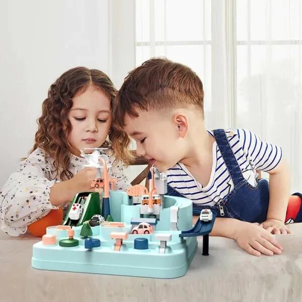 2 enfants qui jouent au Circuit De Voiture Montessori Royaume Montessori