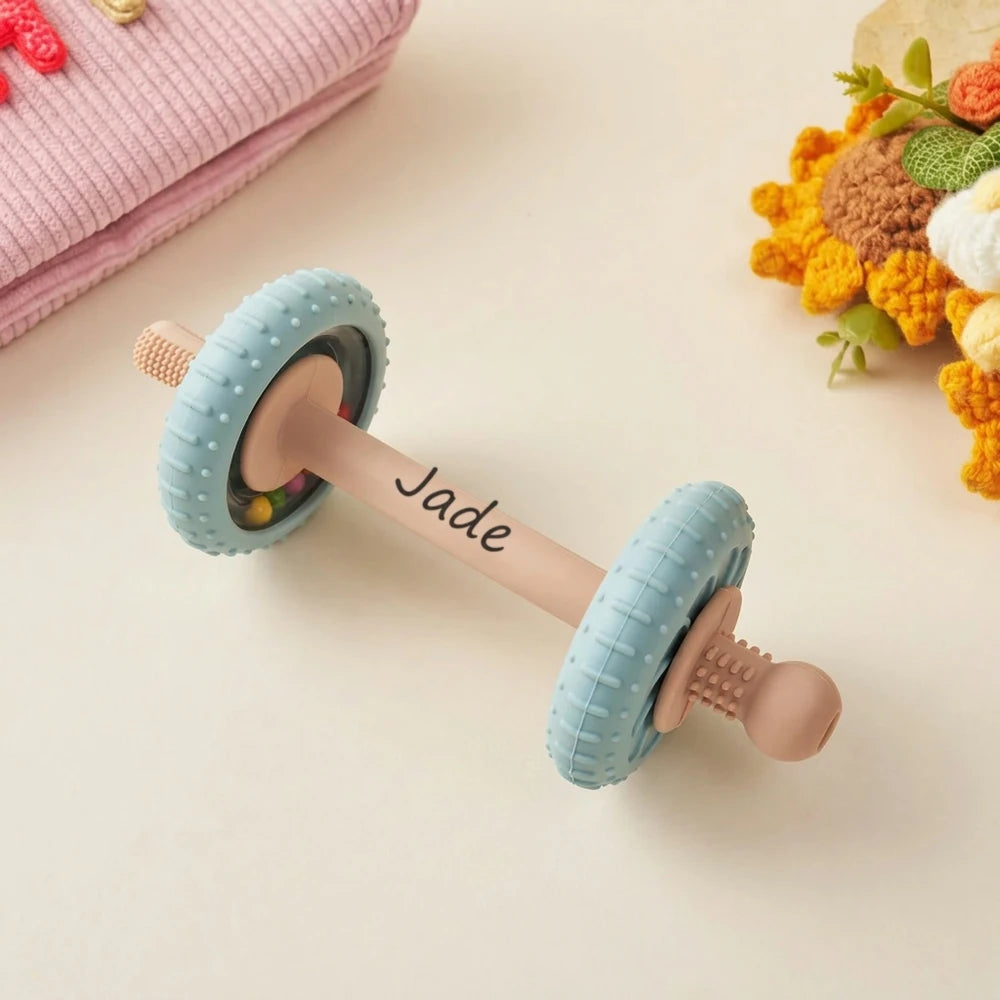 Anneau de dentition hochet personnalisé bleu et beige, prénom Jade marqué sur la barre