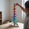 Arbre cascade en bois arc-en-ciel sur une table basse