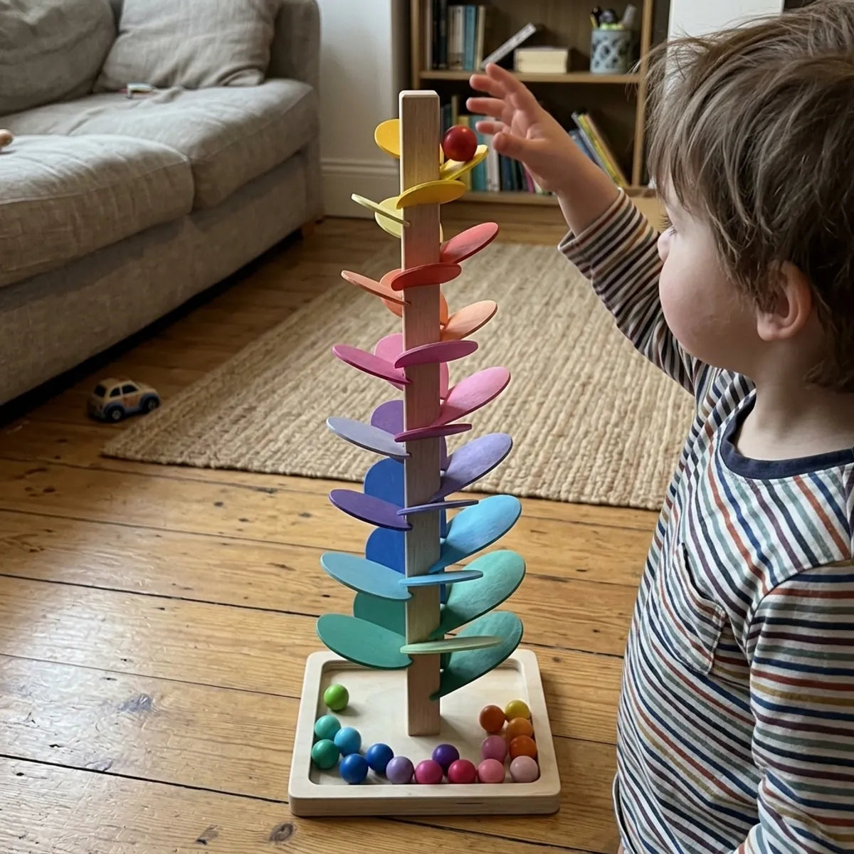 Bille lâchée en haut de l'arbre cascade par un enfant