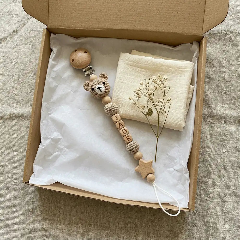 Attache tétine ourson gravée Jade dans une boîte cadeau kraft avec un lange, idée cadeau de naissance