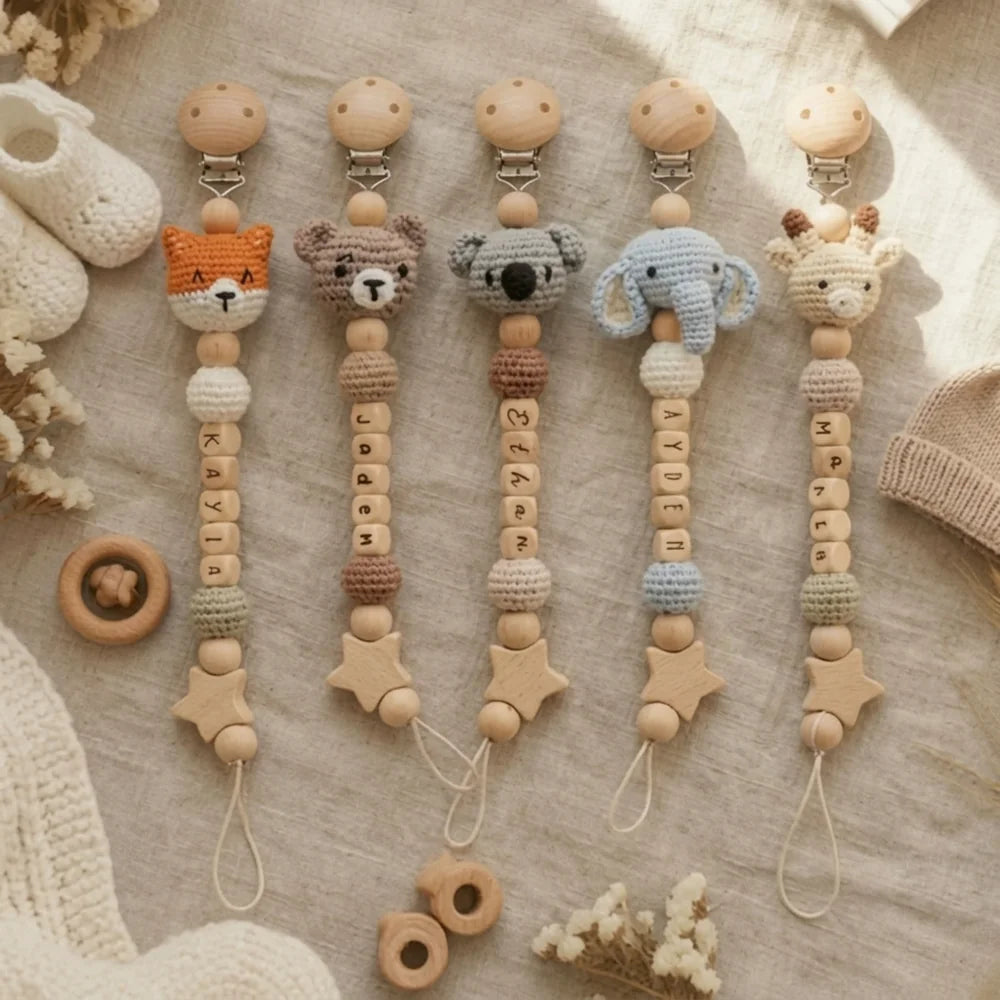 Cinq attaches tétine personnalisées au prénom, têtes d'animaux au crochet : renard, ourson, koala, éléphant et faon