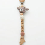 Attache Tétine Prénom Personnalisée en Bois et Crochet - Vignette | Royaume Montessori - Jouets Educatifs Montessori