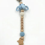 Attache Tétine Prénom Personnalisée en Bois et Crochet - Vignette | Royaume Montessori - Jouets Educatifs Montessori