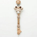 Attache Tétine Prénom Personnalisée en Bois et Crochet - Vignette | Royaume Montessori - Jouets Educatifs Montessori