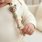 Attache Tétine Prénom Personnalisée en Bois et Crochet - Vignette | Royaume Montessori - Jouets Educatifs Montessori