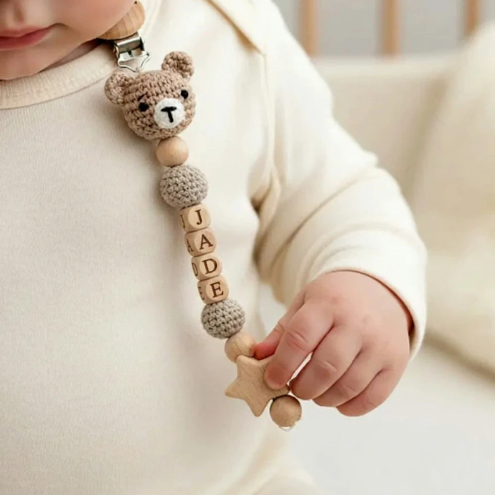 Attache tétine prénom personnalisée modèle ourson beige, perles en bois gravées JADE