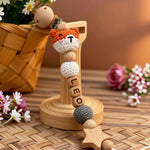 Attache Tétine Prénom Personnalisée en Bois et Crochet - Vignette | Royaume Montessori - Jouets Educatifs Montessori
