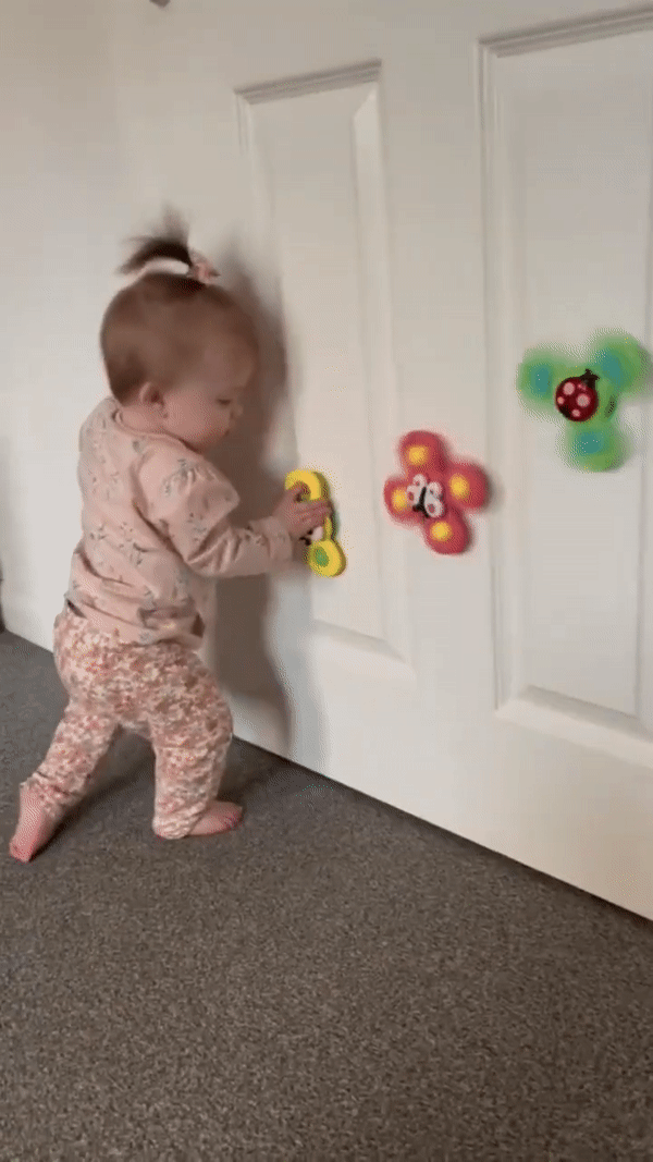 un bébé qui joue avec le baby spinner