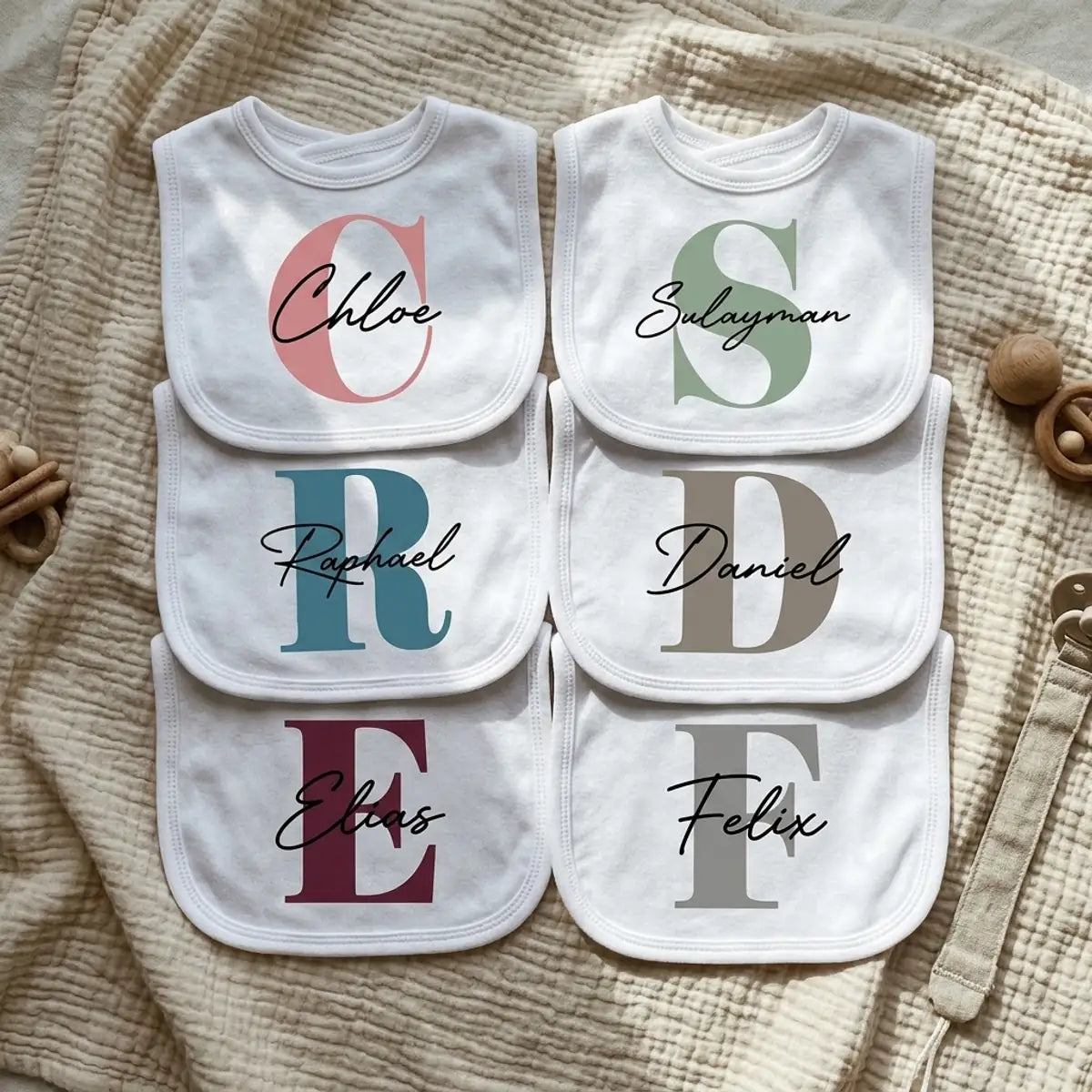 Six bavoirs blancs, six couleurs d'initiale au choix