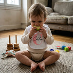 Bavoir Bébé Personnalisé avec Prénom et Initiale - Vignette | Royaume Montessori - Jouets Educatifs Montessori