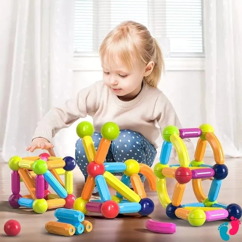 Un enfant qui joue avec le Bloc de construction magnétique montessori
