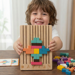 Enfant fier de sa création avec les Blocs de Construction Cérébrale Montessori