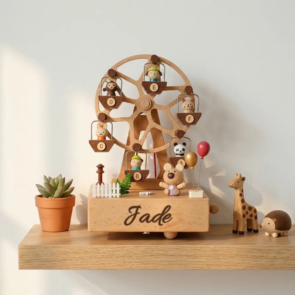 Boîte à musique grande roue des oursons gravée au prénom Jade sur une étagère de chambre d'enfant