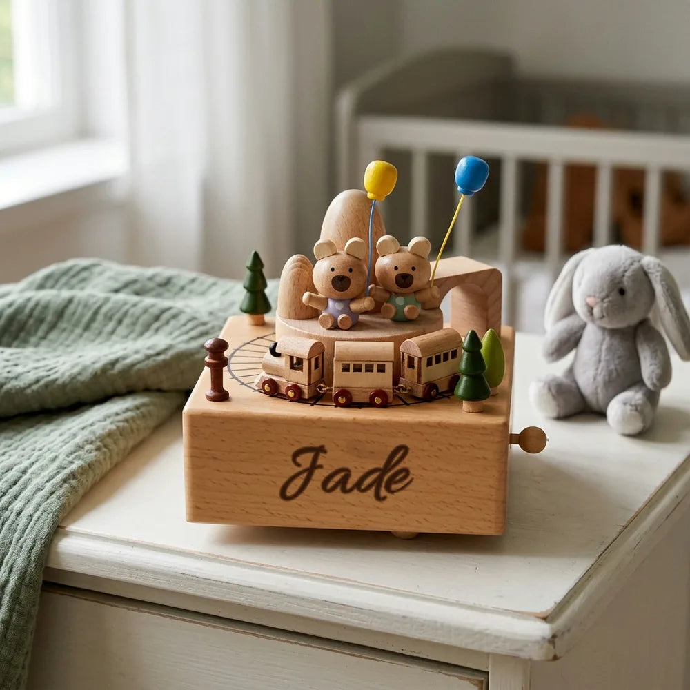 Boîte à musique en bois oursons et ballons gravée au prénom Jade sur une commode de chambre de bébé