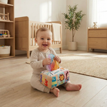 Enfant tenant fièrement sa boîte à mouchoirs Montessori