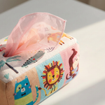 Gros plan sur les motifs animaux de la boîte à mouchoirs