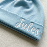 Bonnet de Naissance Personnalisé au Prénom Brodé, Nœud en Coton - Vignette | Royaume Montessori - Jouets Educatifs Montessori