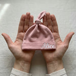 Bonnet de Naissance Personnalisé au Prénom Brodé, Nœud en Coton - Vignette | Royaume Montessori - Jouets Educatifs Montessori