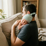 Bonnet de Naissance Personnalisé au Prénom Brodé, Nœud en Coton - Vignette | Royaume Montessori - Jouets Educatifs Montessori