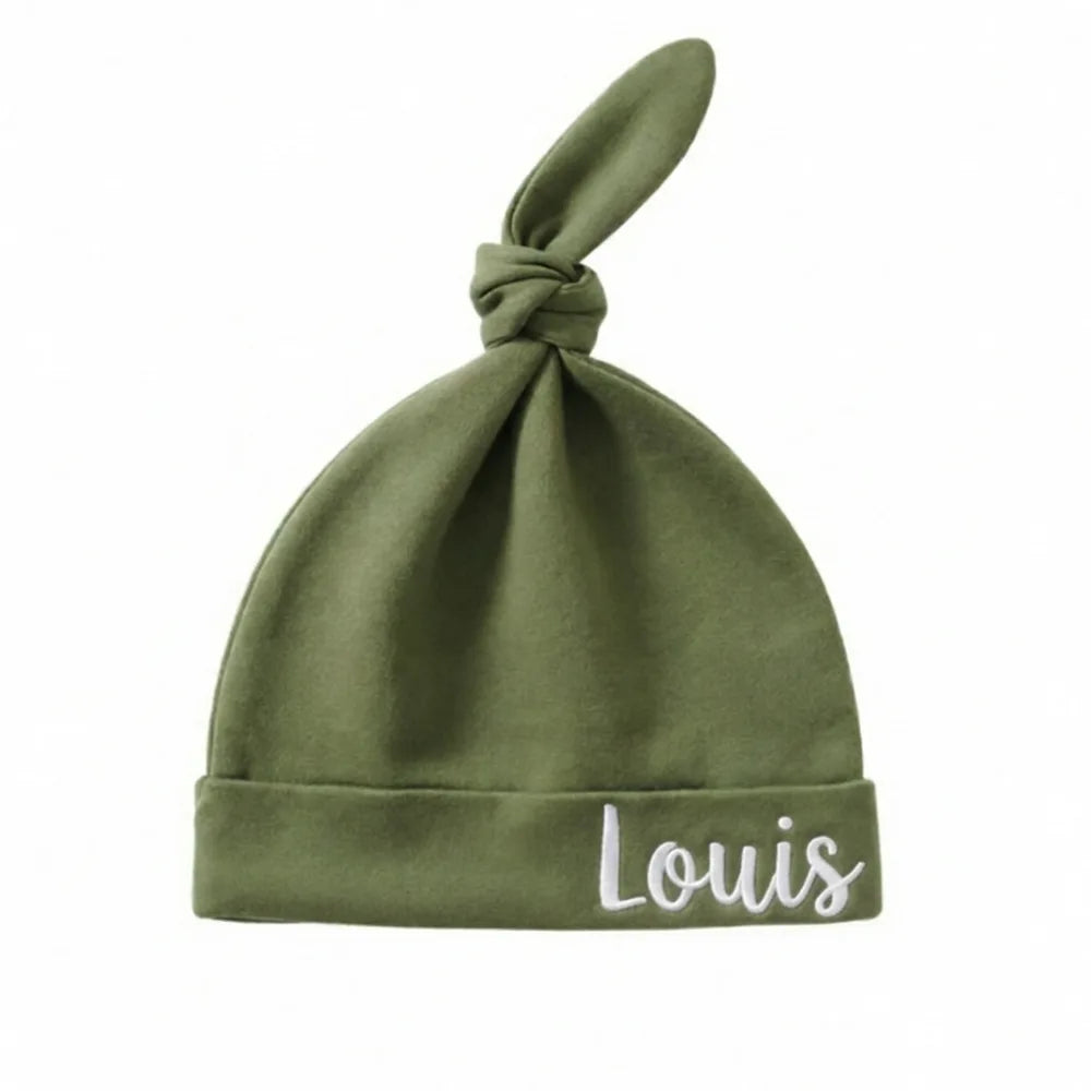 Bonnet de naissance vert olive à nœud, prénom Louis brodé en fil blanc à droite du revers