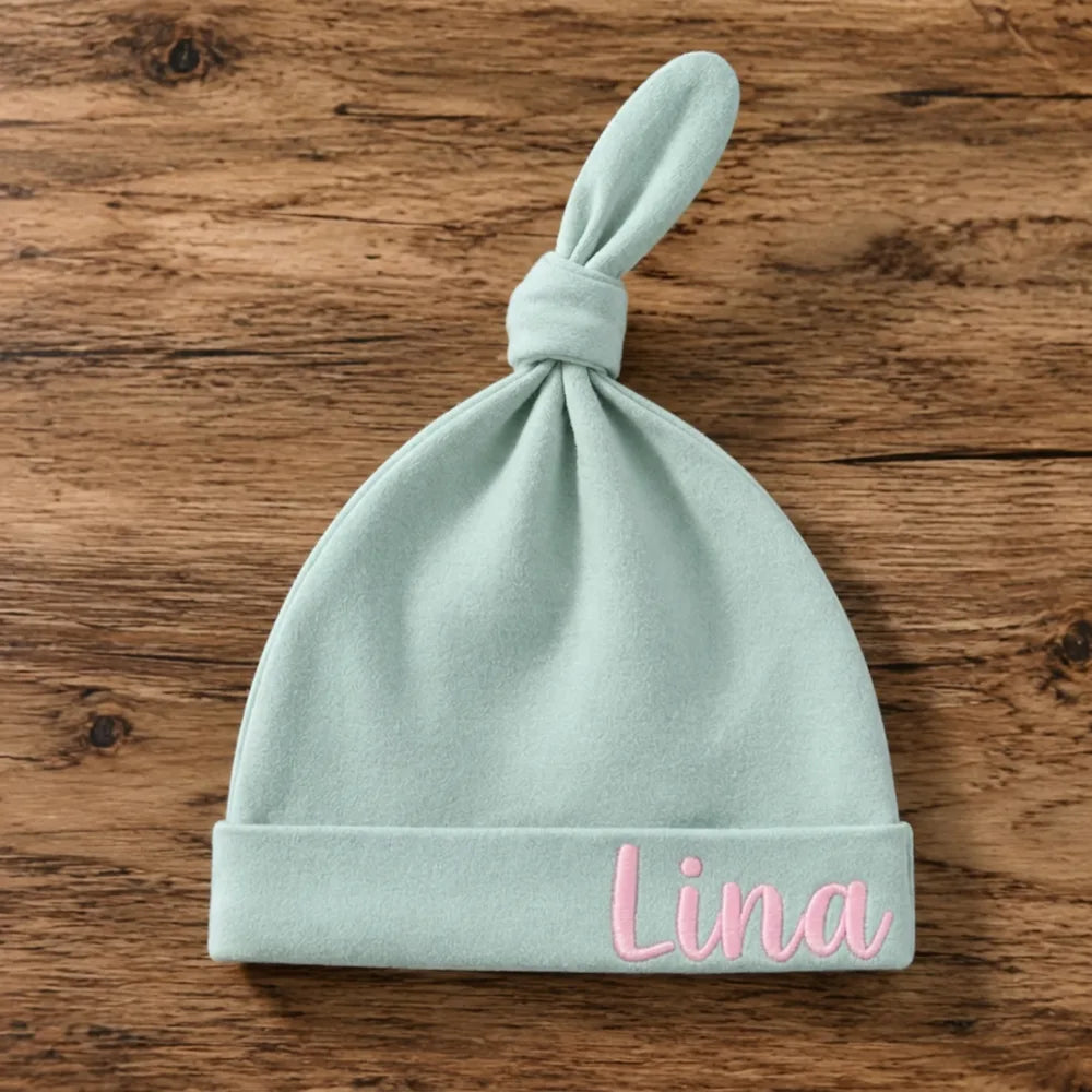 Bonnet de naissance vert sauge à nœud, prénom Lina brodé en fil rose à droite du revers