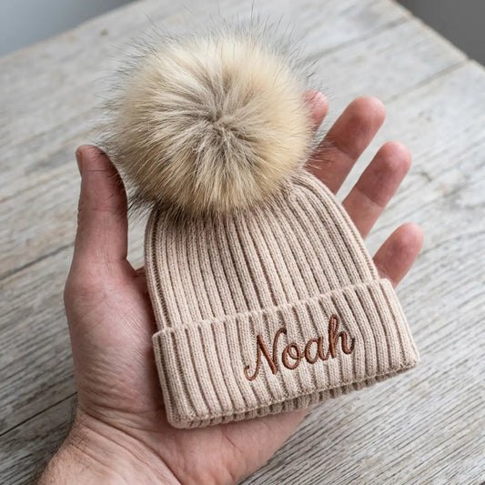 bonnet-pompon-personnalise-prenom-echelle-02 Bonnet Bébé Personnalisé au Prénom Brodé, Gros Pompon