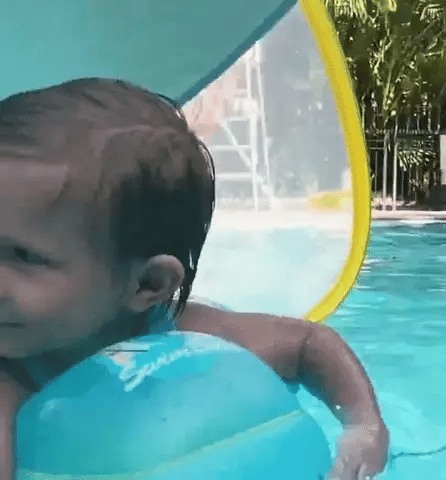 Enfant qui nage avec une bouée