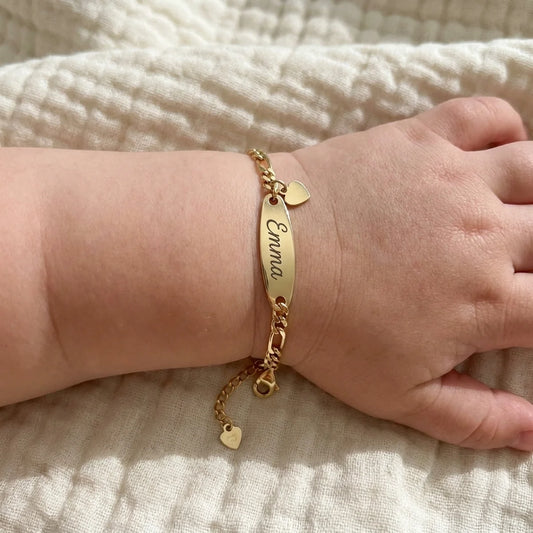 bracelet-bebe-personnalise-lifestyle-01 Bracelet Bébé Personnalisé Prénom Gravé, Acier Inoxydable