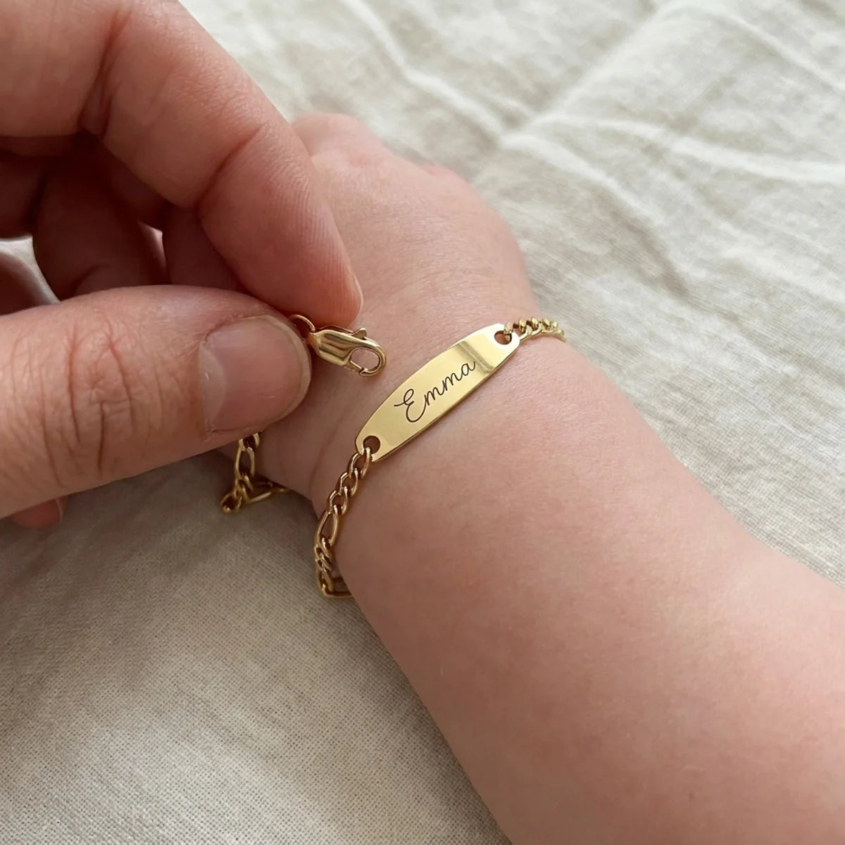 Parent fermant le bracelet au poignet d'un bebe