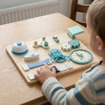 Busy Board aus Holz für unterwegs, 12 Aktivitäten - Vignette | Royaume Montessori - Jouets Educatifs Montessori