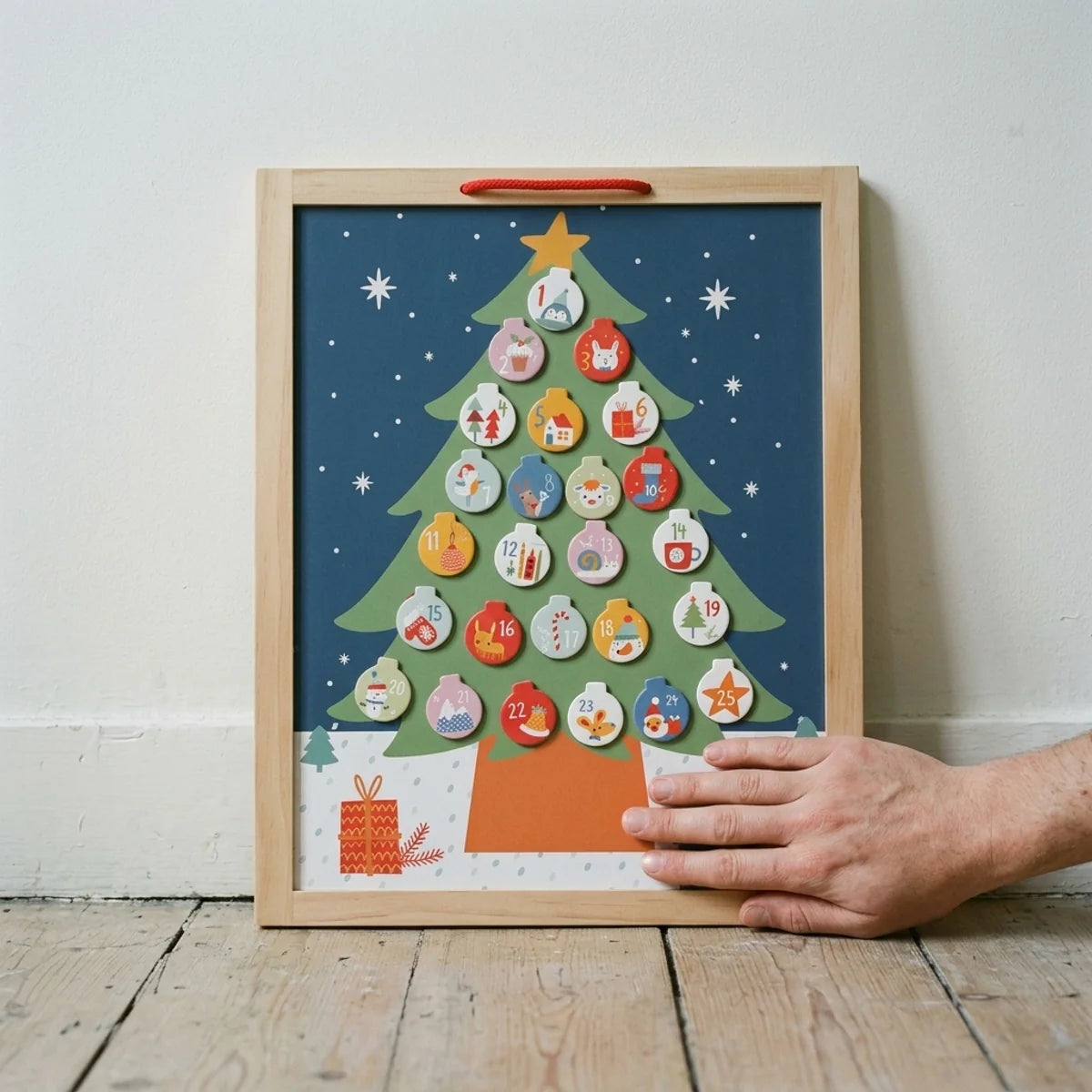 Calendrier de l'Avent de 32 cm face à une main d'adulte