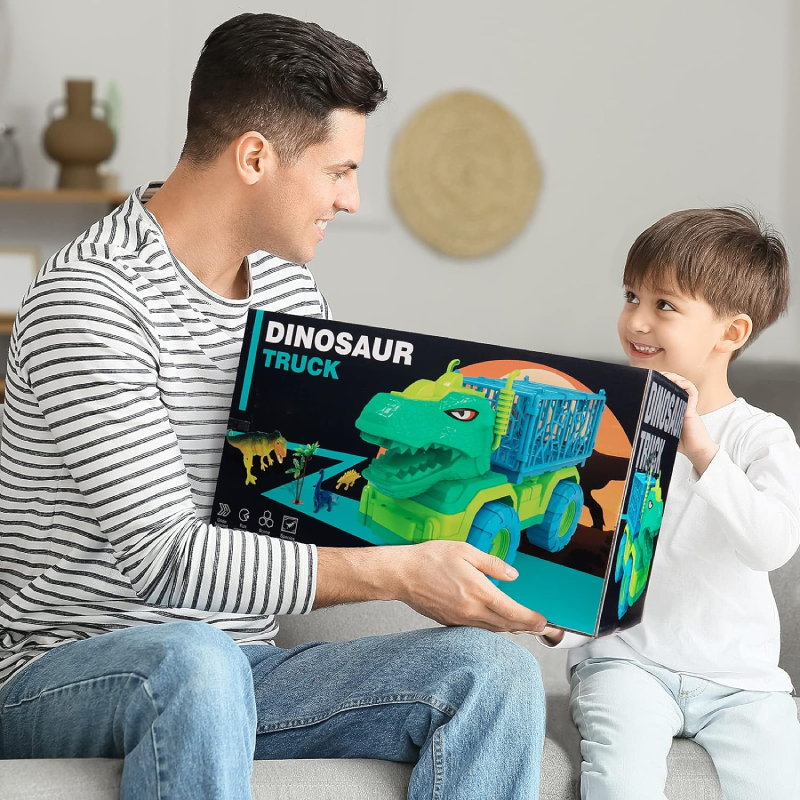 Un parent qui offre à son enfant le circuit dinosaure