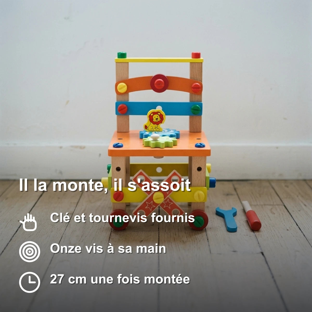 Chaise en bois à construire debout contre un mur clair