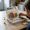Jeu de calcul en bois ouvert sur une table de cuisine