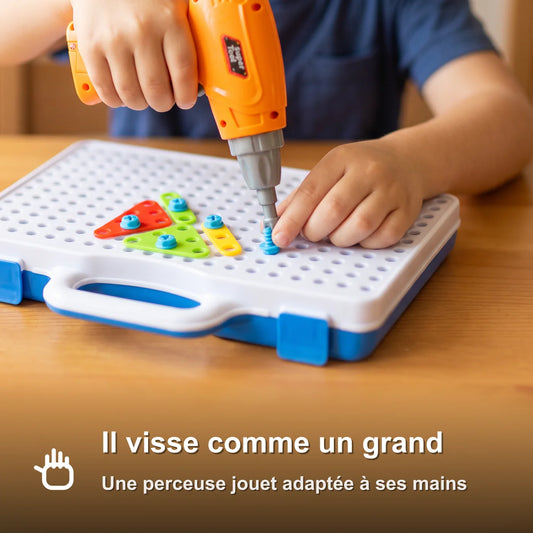 Mains d'enfant vissant une vis avec la perceuse jouet sur la mallette, infographie Il visse comme un grand