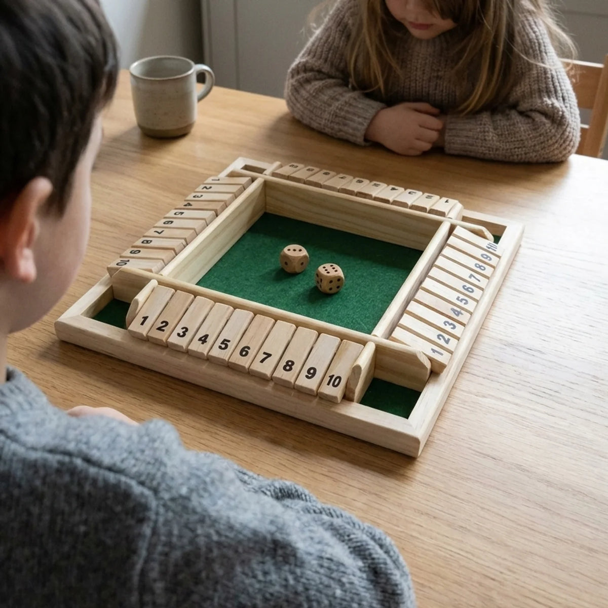 jeu-shut-the-box-bois-4-joueurs-lifestyle-01 Jeu de Société Montessori en Bois : Apprentissage des Nombres Shut The Box