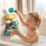 Bébé s'amusant avec l'eau et le dinosaure