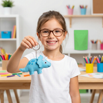 Enfant fier montrant son porte-clé dinosaure terminé